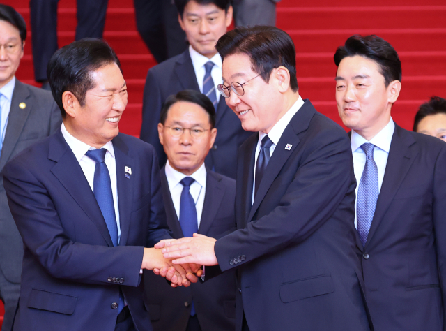 이재명 대통령이 4일 2026년도 정부 예산안 시정연설을 마친 뒤 국회를 나서며 더불어민주당 정청래 대표와 인사하고 있다. 연합뉴스