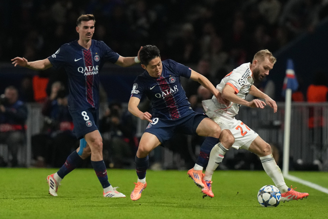 PSG의 이강인이 5일 프랑스 파리에서 열린 UEFA 챔피언스리그 리그 페이즈 4차전 도중 바이에른 뮌헨의 콘라드 라이머와 공을 다투고 있다. 연합뉴스
