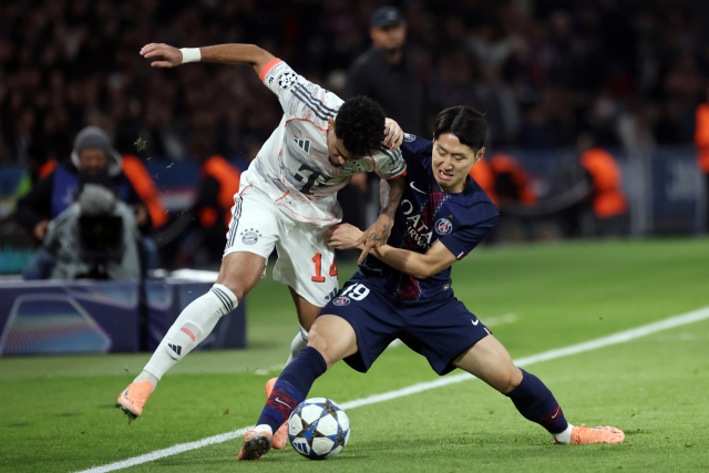 PSG의 이강인이 5일 프랑스 파리에서 열린 UEFA 챔피언스리그 리그 페이즈 4차전 도중 바이에른 뮌헨의 루이스 디아스와 공을 다투고 있다. 연합뉴스