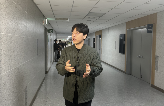 5일 오전 서울 여의도 국회의원회관에서 열린 사회적 대화기구 회의에 참여하려다 퇴장 당한 뒤 언론과 인터뷰하고 있는 택배노동자 김슬기 씨. 회의 시작 직전 회의장 문은 굳게 닫혔고 을지로위 관계자는 회의실 밖으로 나와 퇴장 당한 사람들을 지켜보는가 하면 회의장 문 앞에 서서 출입자 관리를 시작하기도 했다. 최훈민 기자