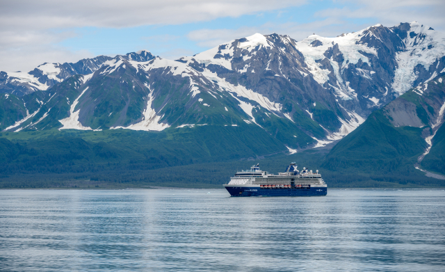 알래스카 허바드 빙하를 떠나는 크루즈 선박