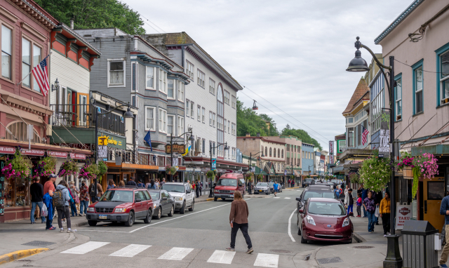 주노는 재정러시아의 모피 집산지 싯카로부터 주도(州都)를 옮겨 온 곳이라 한다.캐나다 퀘벡 출신 금광 채굴업자 조 주노(Joe Juneau)의 이름을 딴 도시이다.