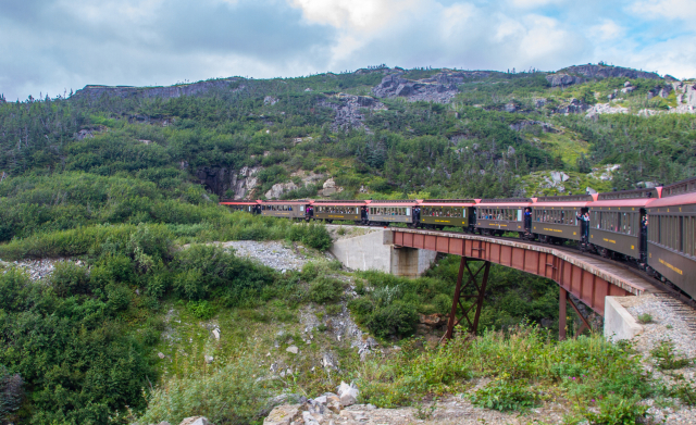 골드러시가 끝난 뒤 쇠락한 그 길을 다시 복원한 관광기차인 화이트패스는 북미에서 유일한 협궤열차이다.