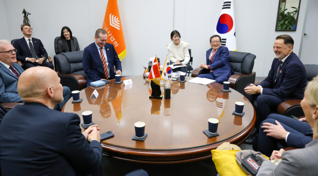 전쟁기념관 방문한 덴마크 의회 사절단, 참천비에 헌화