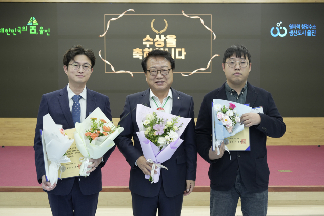 울진군 10월 민원친절 우수 공무원으로 선정된 김민수(사진 왼쪽), 김상엽(사진 오른쪽) 주무관. 울진군 제공