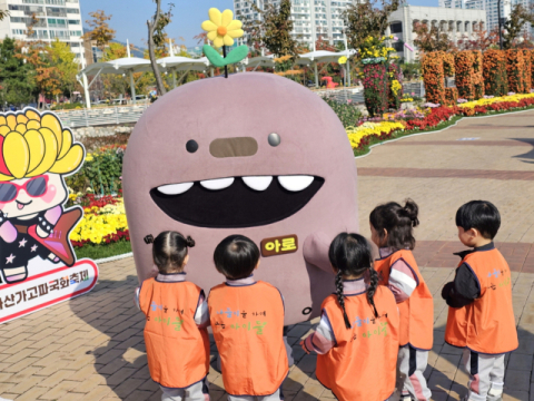 창원관광캐릭터 '아로', 국화축제 현장서 인기몰이