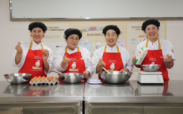 대한적십자사 대구지사 제빵 전문 봉사원 4인방이 서부봉사관 사랑의 빵 나눔터에서 포즈를 취하고 있다. 왼쪽부터 박연근, 박영욱, 조옥수, 박애련 씨. 김도훈 기자