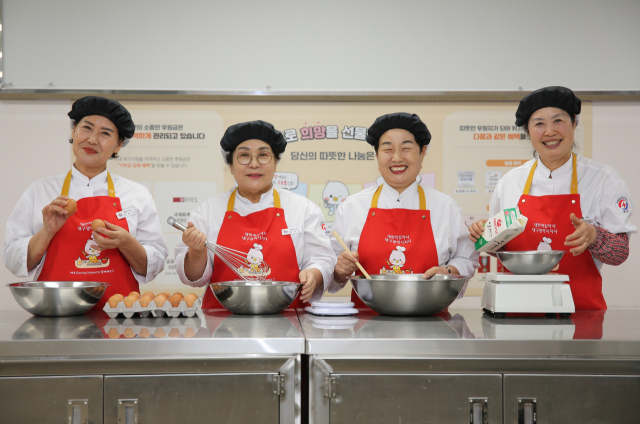 대한적십자사 대구지사 제빵 전문 봉사원 4인방이 서부봉사관 사랑의 빵 나눔터에서 포즈를 취하고 있다. 왼쪽부터 박연근, 박영욱, 조옥수, 박애련 씨. 김도훈 기자