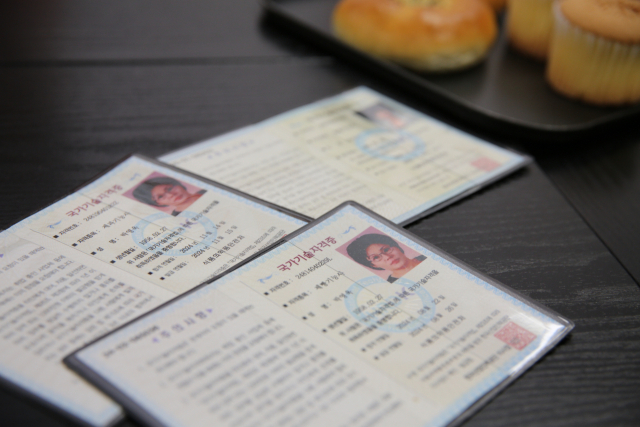 박영욱, 박연근 씨가 취득한 제과·제빵 국가자격증. 김도훈 기자