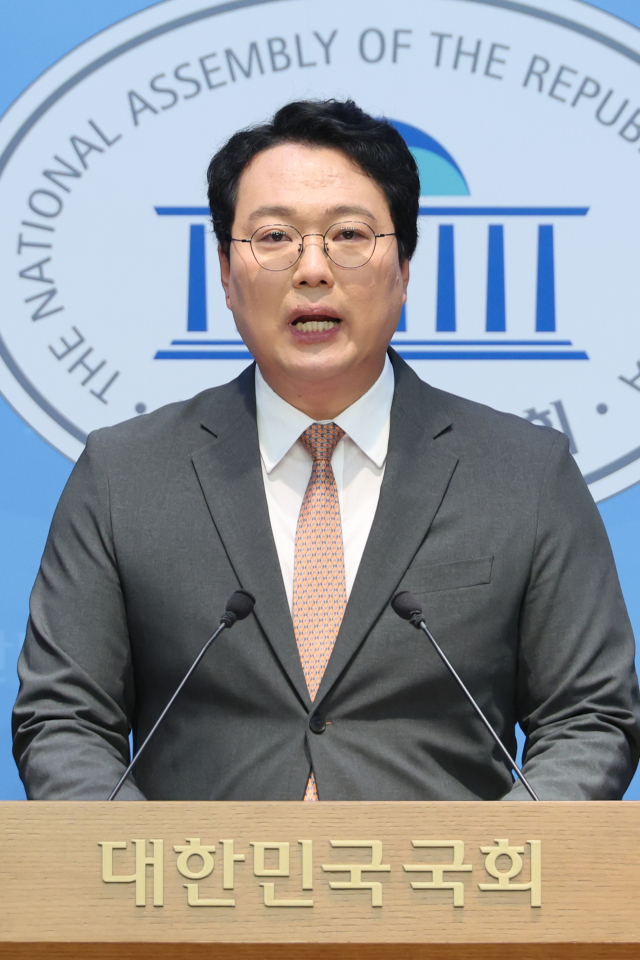 개혁신당 천하람 의원이 5일 서울 여의도 국회 소통관에서 10.15 부동산 대책의 위법성을 지적하는 기자회견을 하고 있다. 연합뉴스