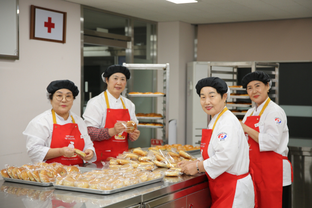 대한적십자사 대구지사 제빵 전문 봉사원 4인방이 서부봉사관 사랑의 빵 나눔터에서 봉사활동에 참여한 시민들이 만든 빵을 포장하며 포즈를 취하고 있다. 김도훈 기자