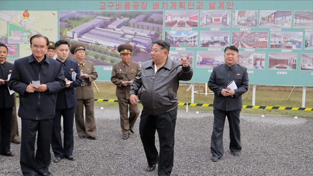 김정은 북한 국무위원장이 지난 4일 평양 학용품공장과 교구비품공장 건설장을 시찰했다고 조선중앙TV가 5일 보도했다. [조선중앙TV 화면] [국내에서만 사용가능. 재배포 금지. For Use Only in the Republic of Korea. No Redistribution] 연합뉴스
