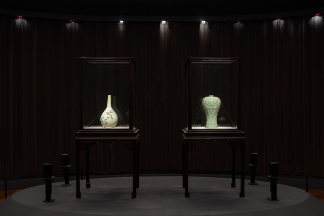 대구간송미술관 상설전시에 전시 중인 청자상감운학문매병과 백자청화철채동채초충난국문병. 대구간송미술관 제공