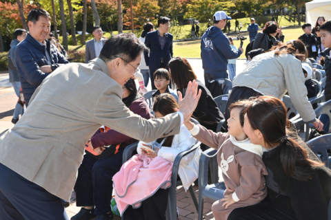 경북교육청, 구미 금오산 잔디광장서 '가족 사랑 질문왕 탐험대' 성황