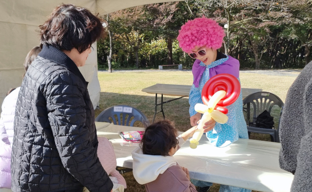 경북교육청, 가족 사랑 질문왕 탐험대 행사에 참여한 경북지역 초등학생 가족들이 체험존 내 풍선아트 부스에서 사탕모양 풍선을 선물받고 있다. 경북교육청 제공