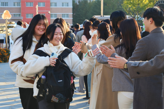 지난 3일 경산여자고등학교 학생들이 등굣길에 선생님들과 하이파이브를 하며 교정에 들어서고 있다. 경산여고 제공