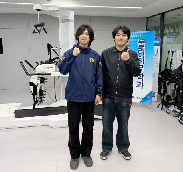 2025 한국컴퓨터정보학회 하계학술대회에서 우수논문상을 수상한 중국 항저우의과대학 출신 료량(왼쪽) 학생, 쑤저우생명공학직업기술학교 출신 마욱 학생. 경운대 제공