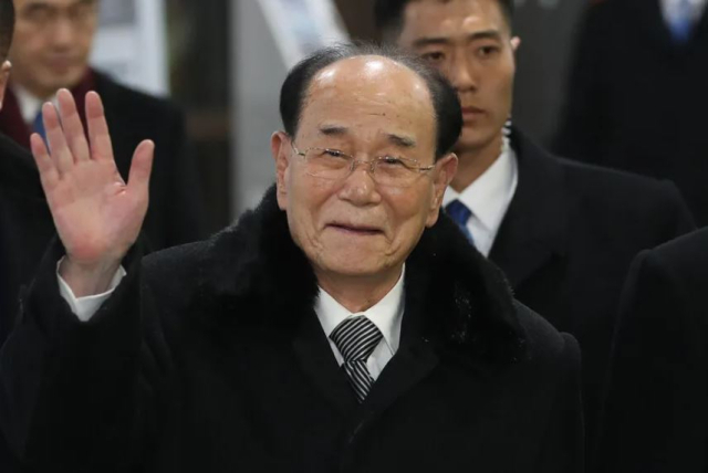 지난 2018년 2월 평창동계올림픽 당시 방남한 북한 김영남 당시 최고인민회의 상임위원장이 통일부가 주최한 만찬에 참석하기 위해 강원도 강릉 스카이베이호텔에 도착, 손을 들어 인사하는 모습. 연합뉴스