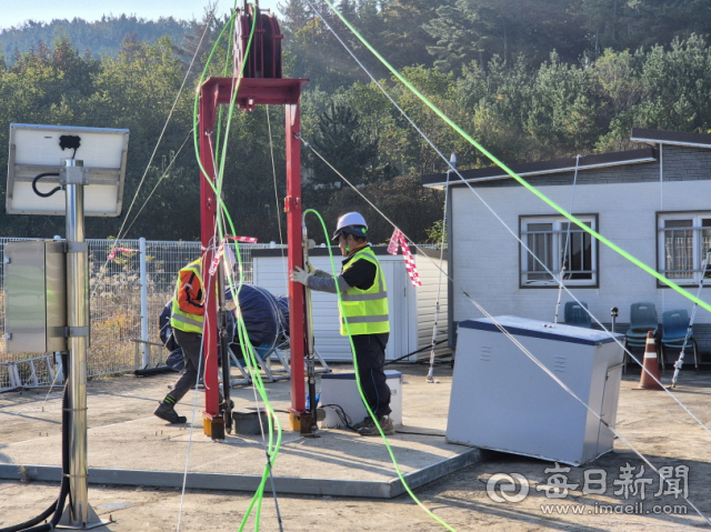 ㈜희송지오텍에서 포항지열발전소 시추공 안에 심부지진계를 새로 설치하고 있다. 포항시 제공