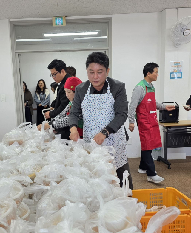 이재혁 (사)대구경북녹색연합 대표는 4일 어르신 국밥대접 행사에 참여해 봉사활동을 하고 있다.