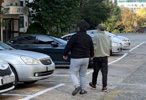 [벼랑 끝 가족들: 발달장애 돌봄의 굴레] <1>살아 있는 한 돌봄은 끝나지 않는다…최중증 자폐 딸과 아버지의 24시간