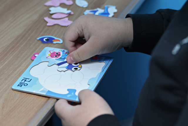 발달장애인 나현(23·가명) 씨가 5일 오전 대구 북구의 한 치료센터에서 돌봄을 받고 있다. 김영진 기자 kyjmaeil@imaeil.com