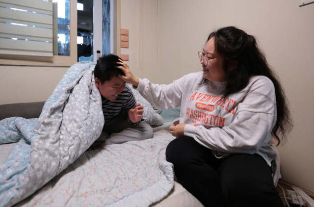 5일 대구 북구의 한 아파트에서 발달장애아 민재가 어머니의 돌봄을 받고 있다. 김영진 기자 kyjmaeil@imaeil.com