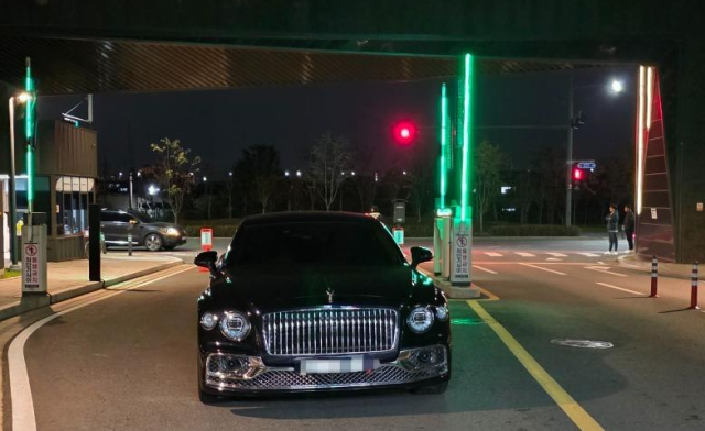 경기 김포의 한 아파트에서 고급 외제차 벤틀리가 주차장 진입로를 장시간 막고 서 있는 일이 벌어져 경찰이 수사에 착수했다. 온라인 커뮤니티