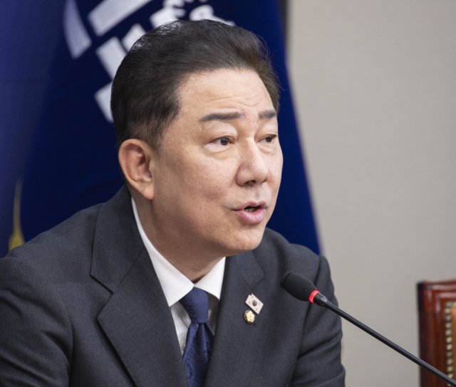더불어민주당 김병기 원내대표가 5일 국회에서 21대 대선 백서 발간 시연회 직후 열린 최고위원회의에서 내년 정부예산 처리와 관련한 입장을 말하고 있다. 연합뉴스