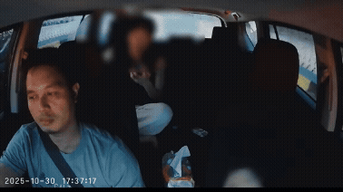 인도네시아 자카르타에서 한 남성이 현지 택시기사에게 소리를 지르고 운전석을 내려치는 등 위협을 하는 등 기행을 일삼는 모습이 온라인에 공개됐다. 틱톡(@kang.burhan0)