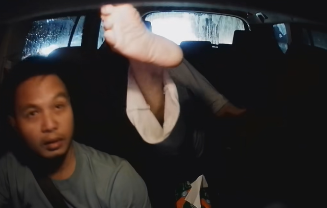 인도네시아 자카르타에서 한 남성이 현지 택시기사에게 고함을 지르고 운전석을 내려치는 등 위협을 하는 모습이 온라인에 공개됐다. 틱톡(@kang.burhan0)