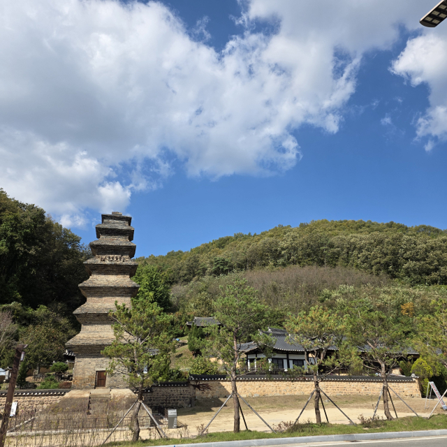 완전히 아물지 못한 아픔이 남아있는 법흥사지 칠층 전탑