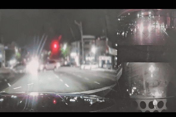 구급차가 순찰차 옆으로 지나가는 장면. 연합뉴스