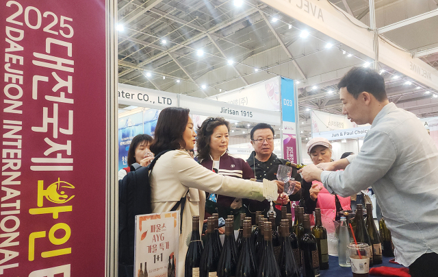 대구한의대 미래라이프융합대학의 메디푸드HMR산업학과 메디푸드음료연구회가 2025 대전국제와인EXPO에서 현장 체험 학습을 진행하고 있다. 대구한의대 제공