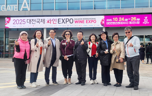 대구한의대 미래라이프융합대학의 메디푸드HMR산업학과 메디푸드음료연구회가 2025 대전국제와인EXPO에서 현장 체험 학습을 진행하고 있다. 대구한의대 제공