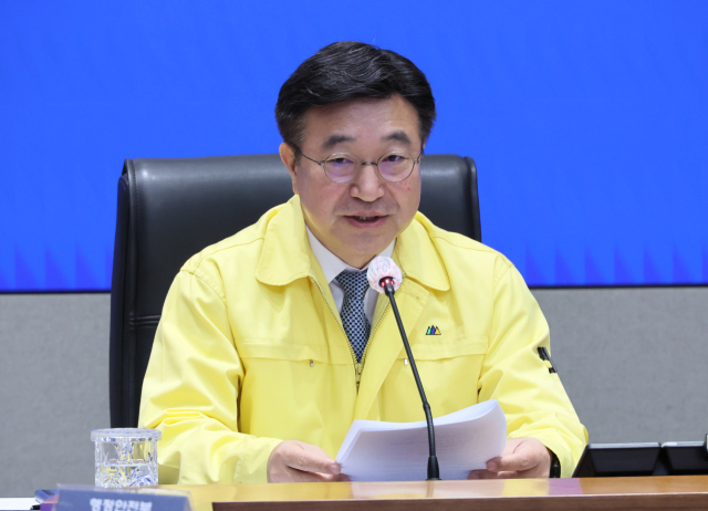 윤호중 행정안전부 장관이 31일 서울 종로구 정부서울청사에서 열린 국가정보자원관리원 행정정보시스템 화재 관련 중앙재난안전대책본부 14차 회의를 주재하고 있다. 연합뉴스