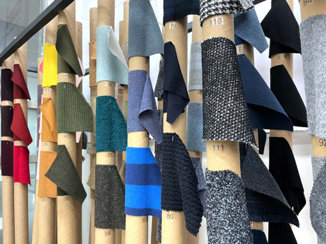 대구텍스타일콤플렉스(DTC) 1층 쇼룸에서 ㈜덕진섬유의 프리미엄 