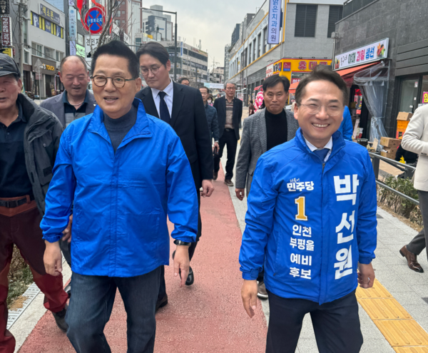 지난 2024년 22대 총선 때 더불어민주당 인천 부평을 예비후보로 나섰던 박선원 의원(오른쪽)과 마찬가지로 총선 출마를 선언한 상황이었던 박지원 의원. 당시 박지원 의원은 이름이 유사한데다 같은 국정원 출신임을 가리킨듯 