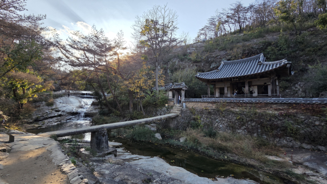 고즈넉한 은거지에서 로맨틱한 성지로 리포지셔닝(Repositioning)된 만휴정(晩休亭)