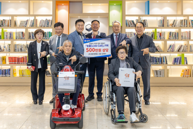 칠곡군수 표창을 받는날 또 다른 나눔을 실천한 김병수 대표(뒷줄 오른쪽에서 두번째). 칠곡군 제공