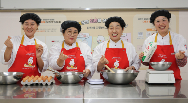 대한적십자사 대구지사 제빵 전문 봉사원 4인방이 서부봉사관 사랑의 빵 나눔터에서 포즈를 취하고 있다. 왼쪽부터 박연근, 박영욱, 조옥수, 박애련 씨. 김도훈 기자