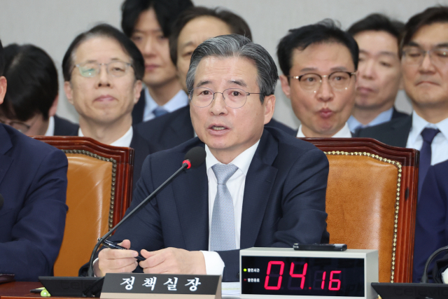 김용범 대통령 정책실장이 6일 서울 여의도 국회에서 열린 운영위원회의 대통령비서실과 국가안보실, 대통령경호처 등에 대한 국정감사에서 위원 질의에 답하고 있다. 연합뉴스