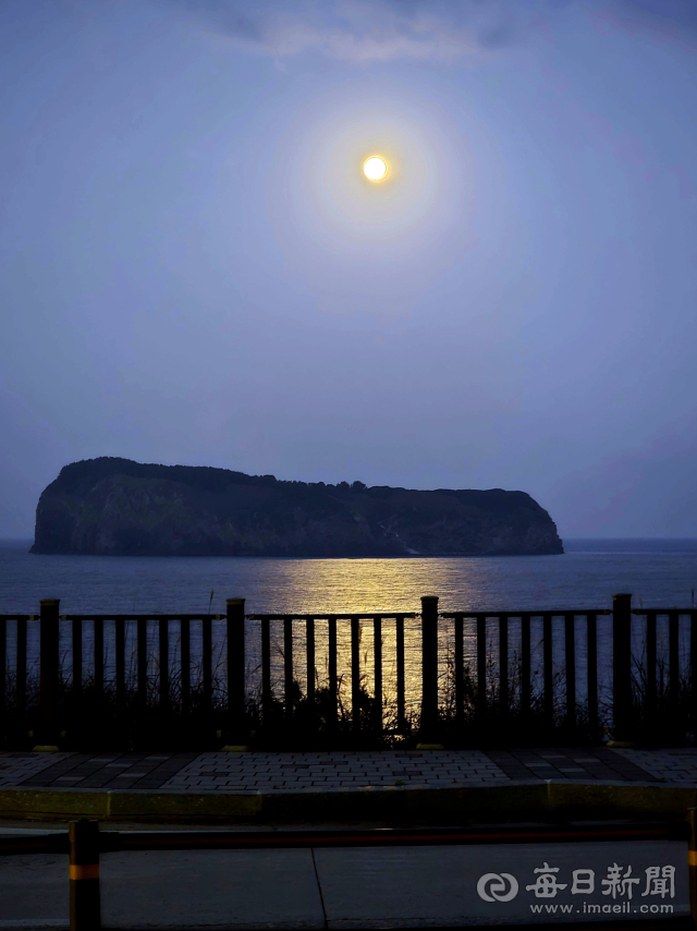 [포토뉴스] 울릉도 죽도 위에 뜬 '슈퍼문'