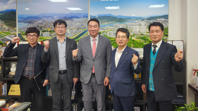 국회를 방문한 영주시 관계공무원들이 정희용 국회의원과 기념 사진을 촬영했다. 영주시 제공