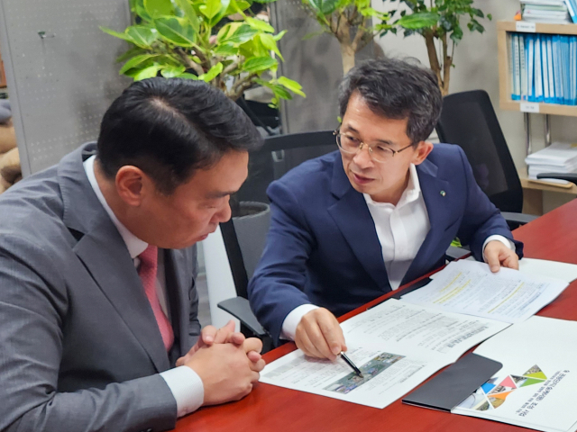 유정근 영주시장 권한대행이 정희용 국회의원을 만나 2026년 영주시 주요사업을 설명을 하고 있다.