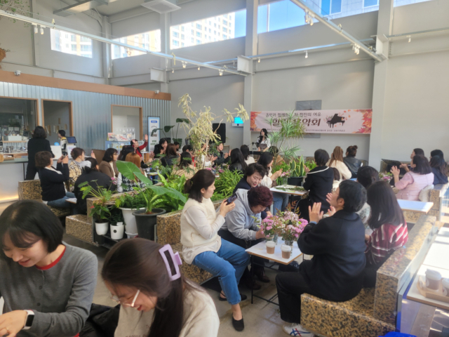 칠곡군지역사회보장협의체가 부모님들을 위한 힐링 음악회를 열었다. 칠곡군 제공