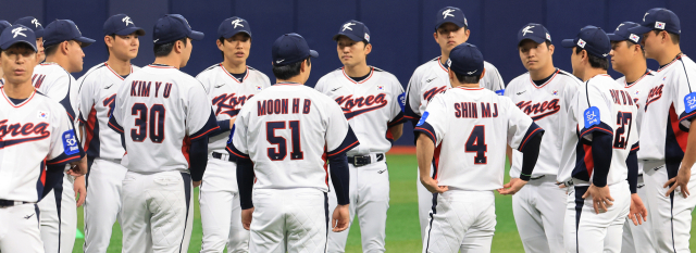 대한민국 야구 국가대표 선수들이 4일 서울 고척스카이돔에서 본격적인 훈련에 앞서 대화하고 있다. 연합뉴스