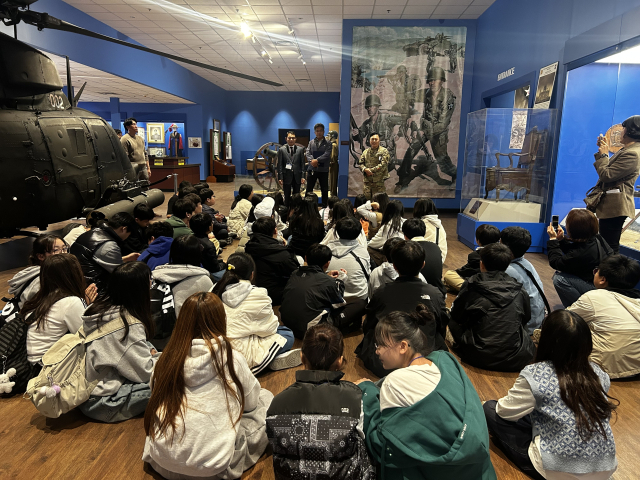 미 8군을 찾은 한국자유총연맹 영주시지회(회장 김종은) 회원들과 시민들이 안보 현장을 견학하고 있다. 영주시 제공