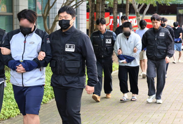 20일 오후 충남경찰청에서 사기 혐의로 수사받는 캄보디아 송환 피의자들이 충남 홍성 대전지법 홍성지원에서 구속 전 피의자심문(영장실질심사)을 받기 위해 법원에 들어서고 있다. 이날 홍성지원에서는 충남경찰청에서 사기 혐의로 수사받는 캄보디아 송환자 45명의 영장실질심사가 열리고 있다. 연합뉴스