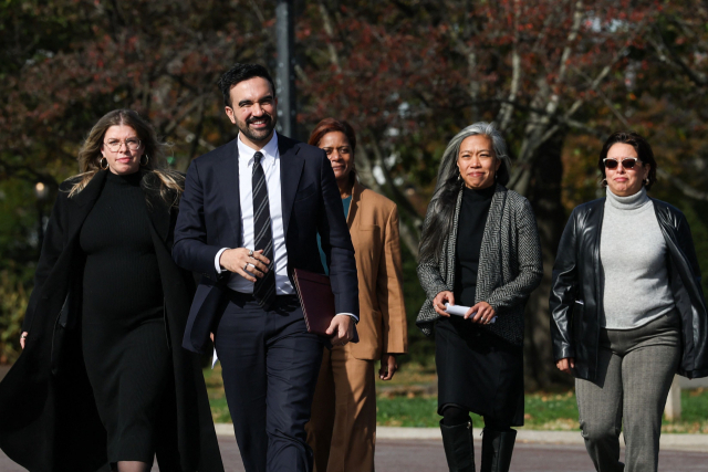 5일(현지시간) 뉴욕시 퀸즈의 플러싱 메도스 코로나 공원에서 조란 맘다니(Zohran Mamdani) 당선인이 시장직 인수위원회 구성원들과 함께 기자회견에 참석하기 위해 이동하고 있다. AFP 연합뉴스